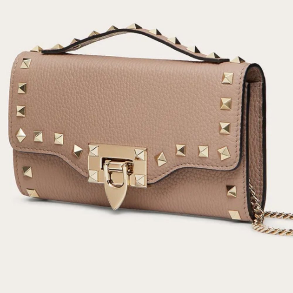 ROCKSTUD GRAINY CALFSKIN WALLET WITH CHAIN STRAP